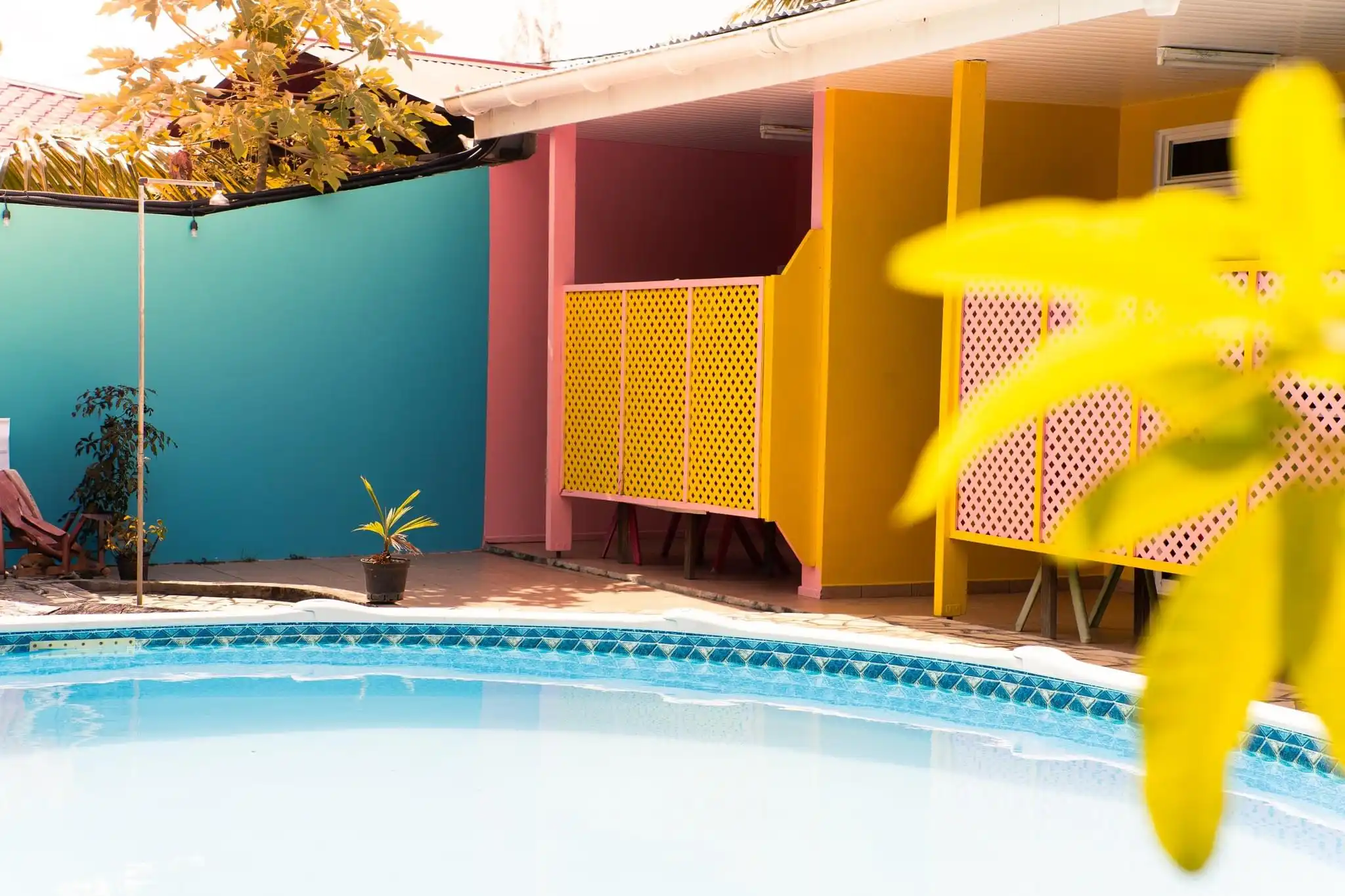 Bungalow orange de la Pension Ariitere avec sa terrasse couverte et son coin cuisine extérieur