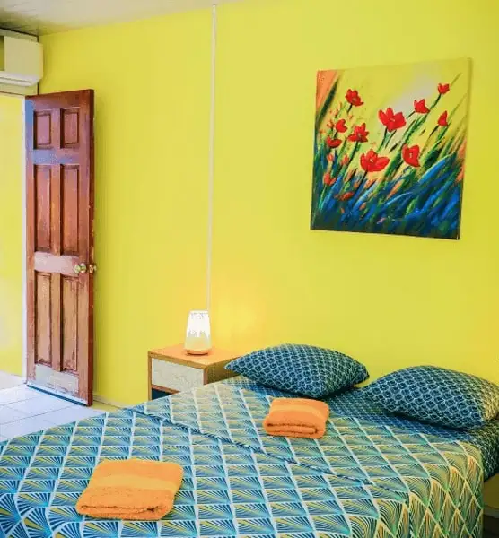 Chambre climatisée — Pension Ariitere, Huahine